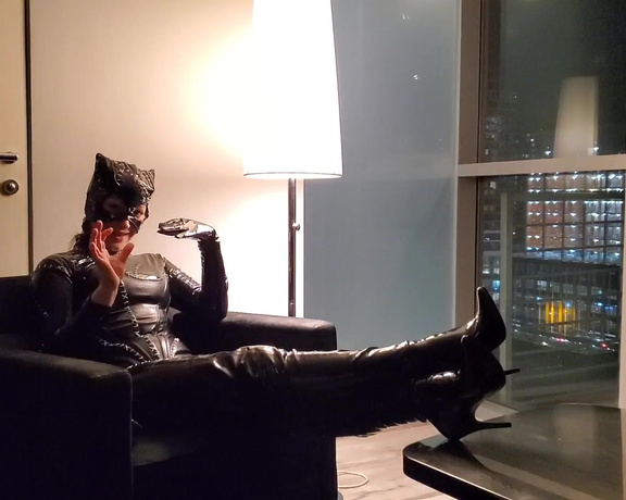 Dani Daniels aka Akadanidaniels OnlyFans - Check your DMs to unlock this cosplay video!!! Catwoman drains the Batman!