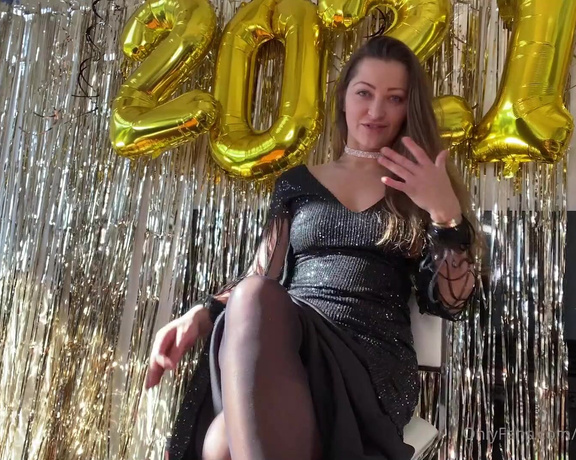 Dani Daniels aka Akadanidaniels OnlyFans - Time to ring in the New Year with my New Years Eve JOI Countdown CUM WITH ME!!! Check your DMs for