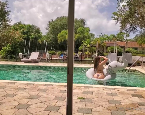 Dani Daniels aka Akadanidaniels OnlyFans - I was in the pool looking for some and I found one!!! You know how much I love to suck dick!!!!