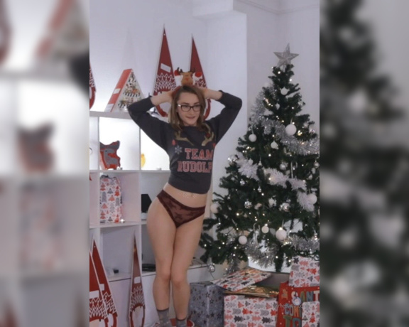 Hannah James aka Hannahjames710 OnlyFans - Too cute for the naughty list