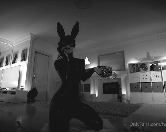 Hannah James aka Hannahjames710 OnlyFans - Latex Play Boy Bunny meets the Black Panther  Tip this video if you think I should buy a real late