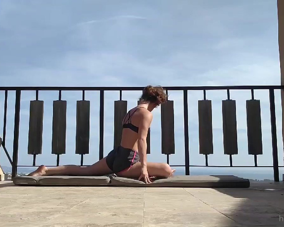 Hannah James aka Hannahjames710 OnlyFans - Throw back yoga sessions! 4