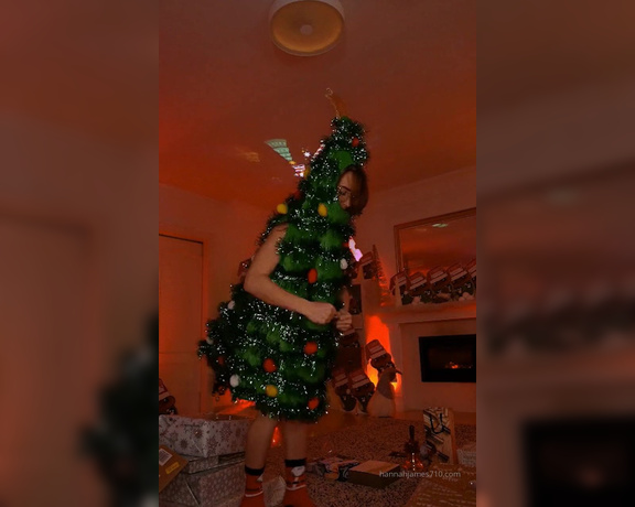 Hannah James aka Hannahjames710 OnlyFans - Do you think I am the right Christmas tree for your home