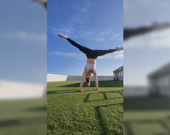 Hannah James aka Hannahjames710 OnlyFans - Pre work out, Leg stretches, Booty flexin, Handstands, PUBLIC FLASHES, Both booty and boooobies!