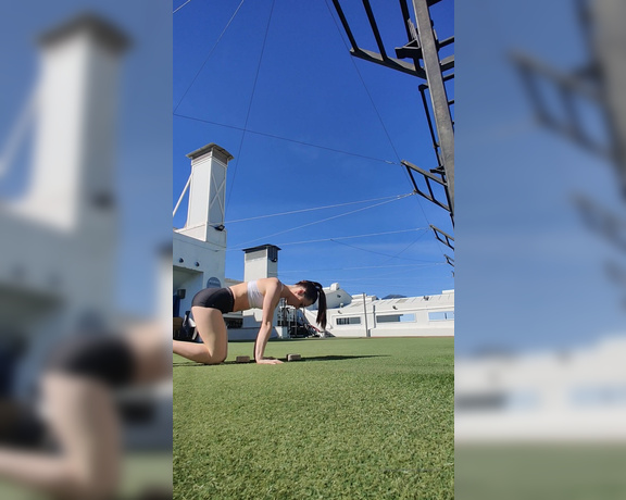 Hannah James aka Hannahjames710 OnlyFans - Here is roughly 10 minutes of some handstand practise and me getting frustrated a tiny bit