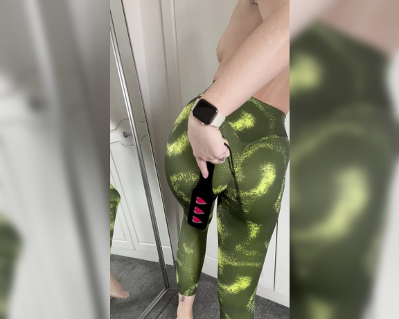 Emily Walters aka Emilywalters OnlyFans - So here is a video of me wearing some gym leggings and spanking my ass for you! Now all I ask in ret