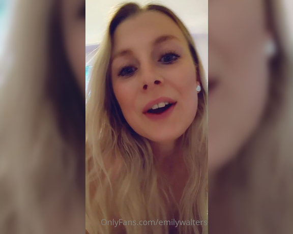 Emily Walters aka Emilywalters OnlyFans - Rub your hands all over