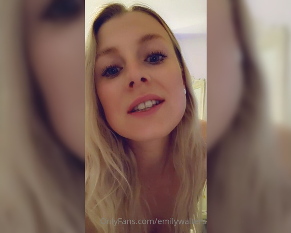 Emily Walters aka Emilywalters OnlyFans - Rub your hands all over
