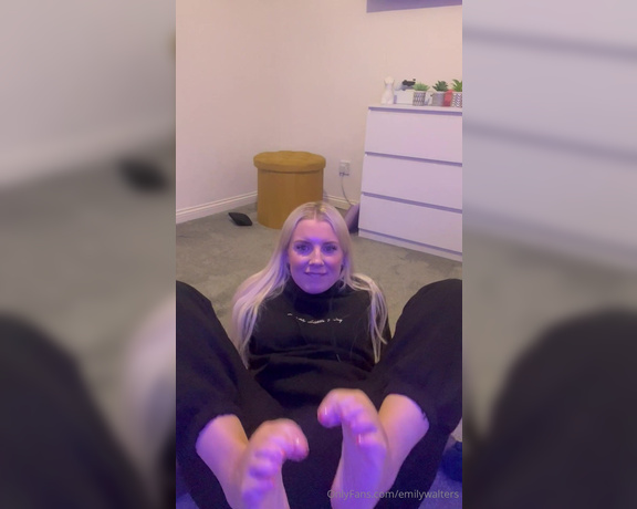 Emily Walters aka Emilywalters OnlyFans - Anyone for some sweaty feet this evening
