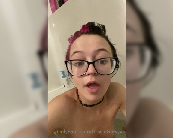 GracieGreyyxo aka Graciegreyyxo OnlyFans - Super ridiculously pointless video but I’m eating cereal in the bathtub and Just noticed a purple