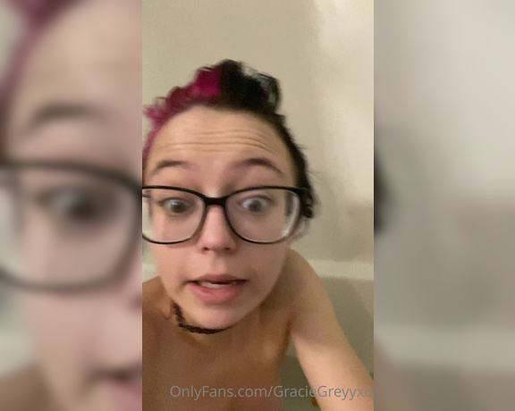 GracieGreyyxo aka Graciegreyyxo OnlyFans - Super ridiculously pointless video but I’m eating cereal in the bathtub and Just noticed a purple