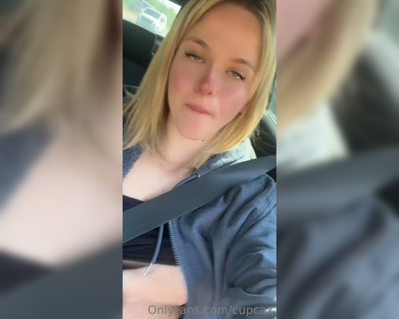 Cupcax aka Cupcax OnlyFans - Hallo Sonne … Hoffentlich hat der Fahrer im Auto nebenan rber geguckt