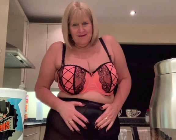 Catherinecan1 aka Catherinecan1 OnlyFans - Coffee Time! Plus!! Join me upstairs after Ive made my coffee and take a look at my gorgeous girdle