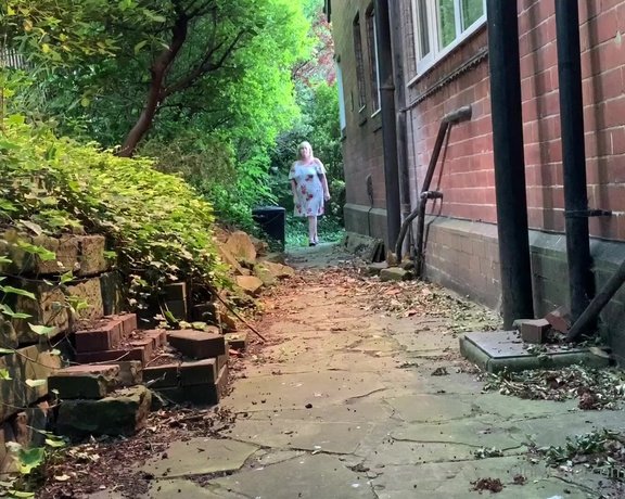 Catherinecan1 aka Catherinecan1 OnlyFans - Bin day and Mummy Cath couldn’t help herself! When no one was looking I had a little outdoor play