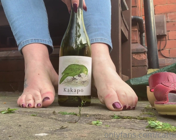 Catherinecan1 aka Catherinecan1 OnlyFans - Outdoor foot fetish Its lovely and warm outside and theres always time for a sneaky glass of wine