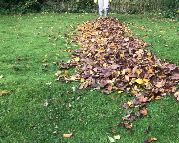 Catherinecan1 aka Catherinecan1 OnlyFans - Autumnal leaves and me in my scruffs and wellies I loved