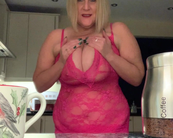 Catherinecan1 aka Catherinecan1 OnlyFans - Coffee Time Plus! I hope my 38y tits don’t over shadow This Little Robin Red Breast lol