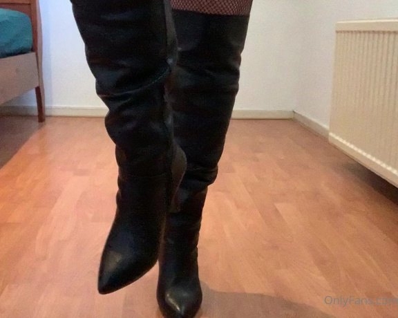 Catherinecan1 aka Catherinecan1 OnlyFans - Lick my long leather boots!