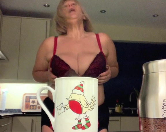Catherinecan1 aka Catherinecan1 OnlyFans - This little red breasted bird is going to bring you all sorts of goodies and naughty treats during