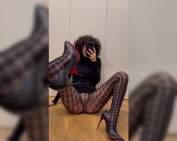 Layla Marlene aka Laylamarlene OnlyFans - Louboutin e collant senza mutandine c’ di meglio    Louboutin and tights without underwear