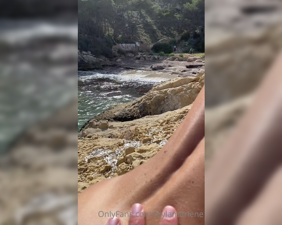 Layla Marlene aka Laylamarlene OnlyFans - Ieri siamo stati beccati a scopare sugli scogli vicino alla spiaggia  Yesterday we got caught fuc