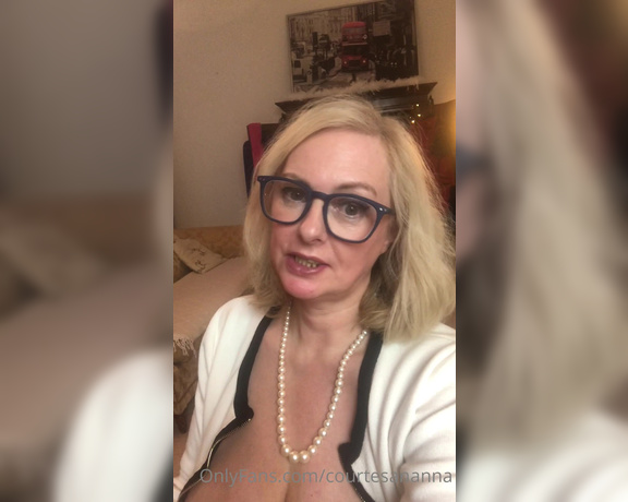 Courtesan Annabel aka Courtesananna OnlyFans - Fancy a little suck caramel pretzel