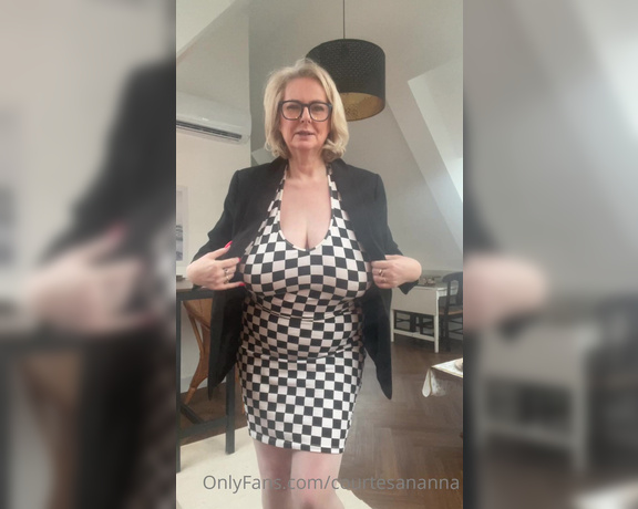 Courtesan Annabel aka Courtesananna OnlyFans - Just a quick Friday flash before you go to work and put a smile on your face