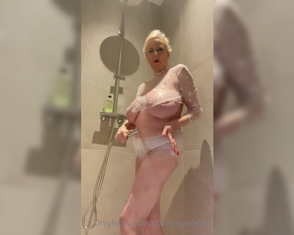 Courtesan Annabel aka Courtesananna OnlyFans - Fancy a hot shower you are welcome to pop in !