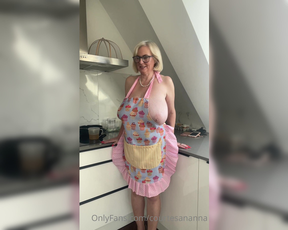 Courtesan Annabel aka Courtesananna OnlyFans - Let’s cook … kitchen tease, in my retro pinny and nylons