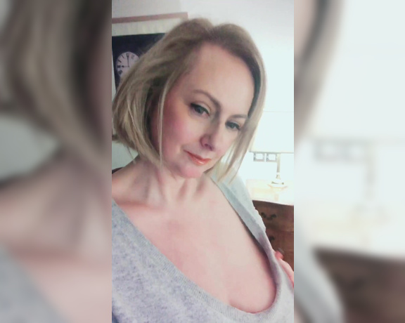 Courtesan Annabel aka Courtesananna OnlyFans - A little treat, part of a custom video with me in casual comfy loose deep V neck jumper