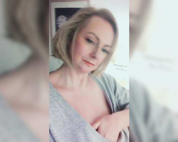 Courtesan Annabel aka Courtesananna OnlyFans - A little treat, part of a custom video with me in casual comfy loose deep V neck jumper