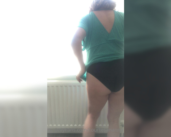 Courtesan Annabel aka Courtesananna OnlyFans - If only the neighbours knew I had no panties on and was flashing my naked pussy ! (no audio)