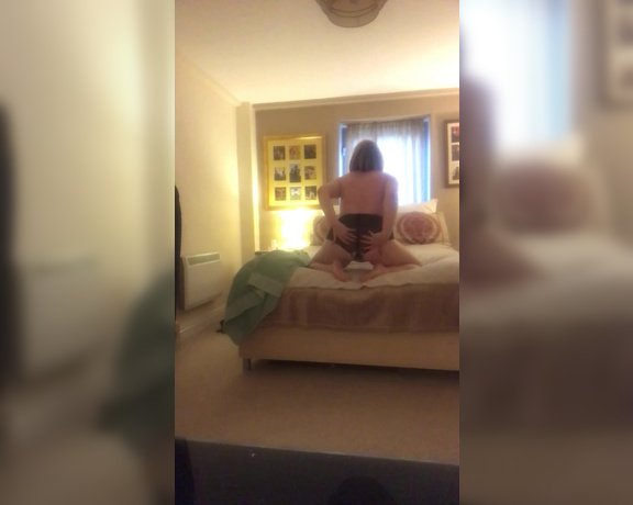 Courtesan Annabel aka Courtesananna OnlyFans - Just out of the shower  watch my towel just fall off  all naked and bending over the bed read