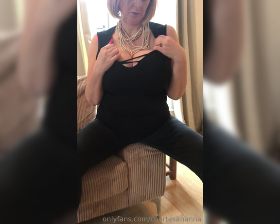 Courtesan Annabel aka Courtesananna OnlyFans - Tight jeans, pink bra and my 34h all natural tits out ready for your tongue
