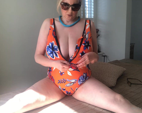Courtesan Annabel aka Courtesananna OnlyFans - Imagine being on the beach with, swimsuit on, sunglasses, waves lapping, birds tweeting  and now