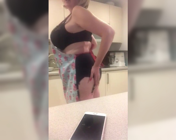Courtesan Annabel aka Courtesananna OnlyFans - It’s kitchen cam time  who doesn’t cook dinner in their sexy seamed nylons, heels and an apron