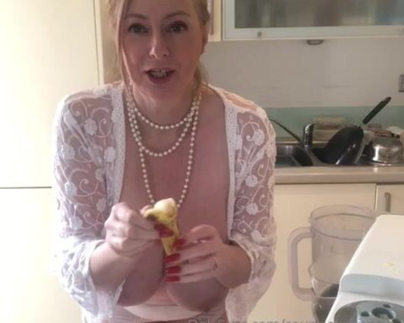 Courtesan Annabel aka Courtesananna OnlyFans - You’ve seen me on twitter making a banana smoothie  now watch the naughty version