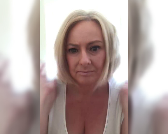 Courtesan Annabel aka Courtesananna OnlyFans - This is for gents who like hair, have a hair fetish, hair brushing, swishing hair from side to side,