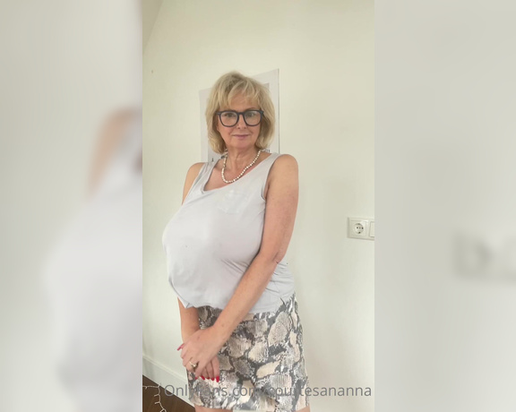 Courtesan Annabel aka Courtesananna OnlyFans - It’s Tuesday, and it’s bra less in a pale grey silky vest top