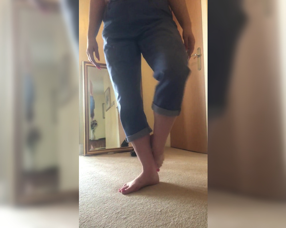 Courtesan Annabel aka Courtesananna OnlyFans - Exclusive to OF  a cheeky topless selfie tease  me in cropped jeans and heels  big boobs boun