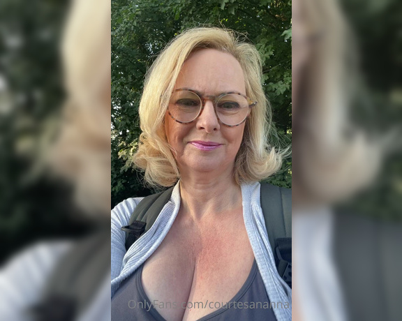 Courtesan Annabel aka Courtesananna OnlyFans - What a cleavage ! imagine sat opposite me on a train )