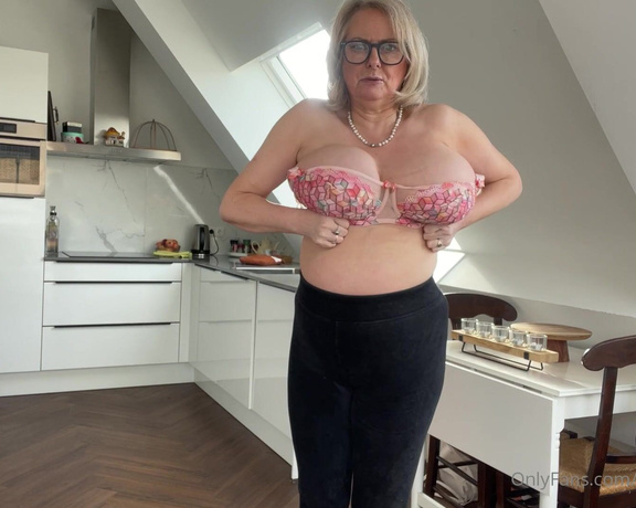 Courtesan Annabel aka Courtesananna OnlyFans - A sneaky peel of me changing bras on my youtube  I love the colour of this jewelled bra )