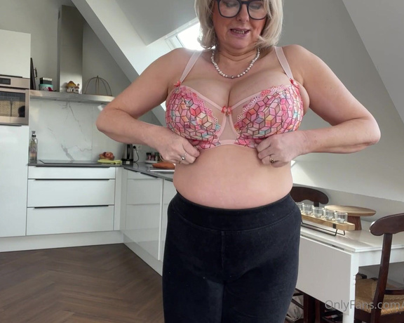 Courtesan Annabel aka Courtesananna OnlyFans - A sneaky peel of me changing bras on my youtube  I love the colour of this jewelled bra )