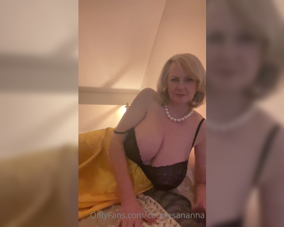 Courtesan Annabel aka Courtesananna OnlyFans - Late night dirty talk in bed … are you coming