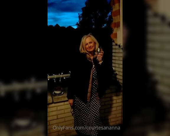 Courtesan Annabel aka Courtesananna OnlyFans - Thought you might like this an evening on my balcony (trying to find a way to be naughty outside