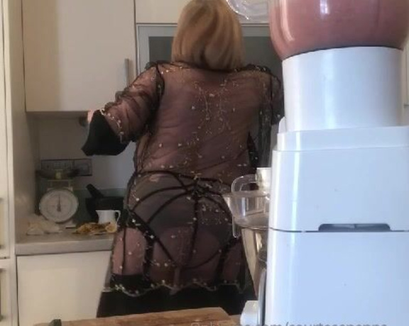 Courtesan Annabel aka Courtesananna OnlyFans - Good morning  getting that Friday Feeling  Breakfast cam is here  who can match my pearl