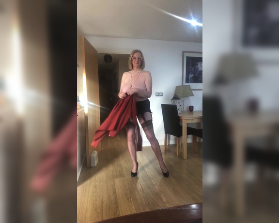 Courtesan Annabel aka Courtesananna OnlyFans - Bra less tight cardi bounce