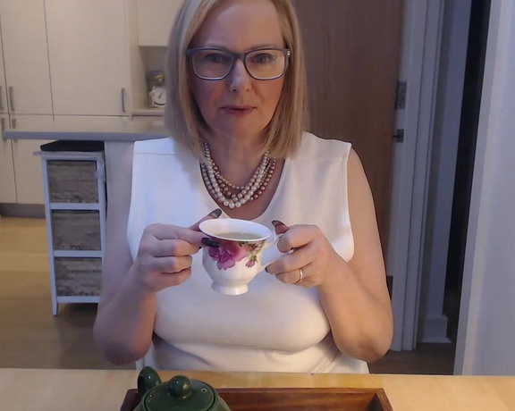 Courtesan Annabel aka Courtesananna OnlyFans - Morning tea with me and a little flash