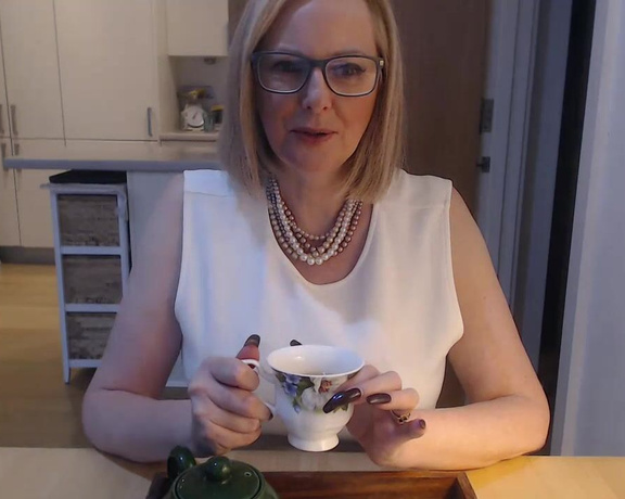 Courtesan Annabel aka Courtesananna OnlyFans - Morning tea with me and a little flash