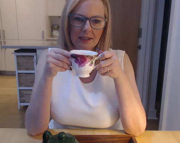 Courtesan Annabel aka Courtesananna OnlyFans - Morning tea with me and a little flash